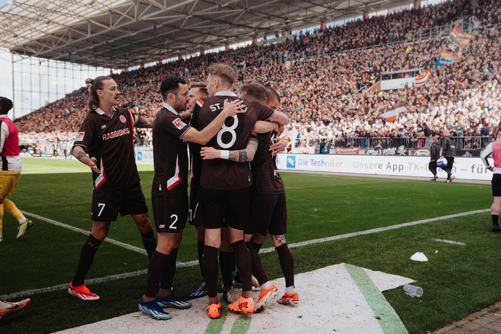 HEV06222 | Der offizielle Shop für FC St. Pauli Fotos. Wähle aus Spielszenen & Fanmomenten dein FCSP Wunschformat. Wir liefern Millerntor-Atmosphäre.