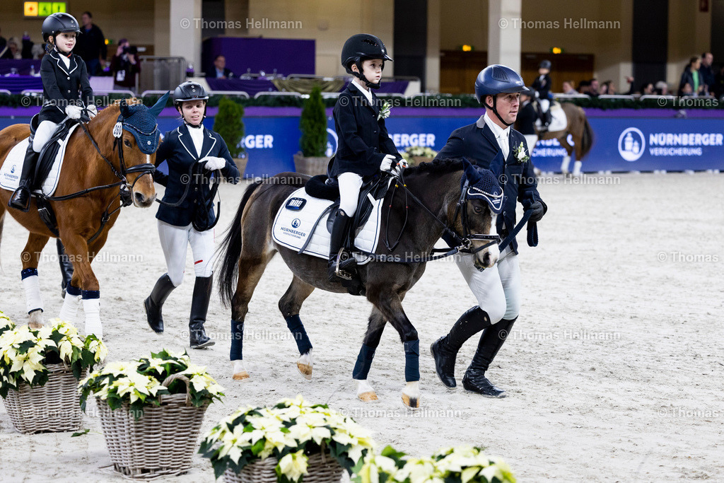 TH_Nürnberger Burgpokal Führzügelwettbewerb_13266 | Nürnberger Burgpokal Führzügelwettbewerb beim Festhallen Reitturnier Frankfurt 2023 am 15.12.23 in Frankfurt, Festhalle