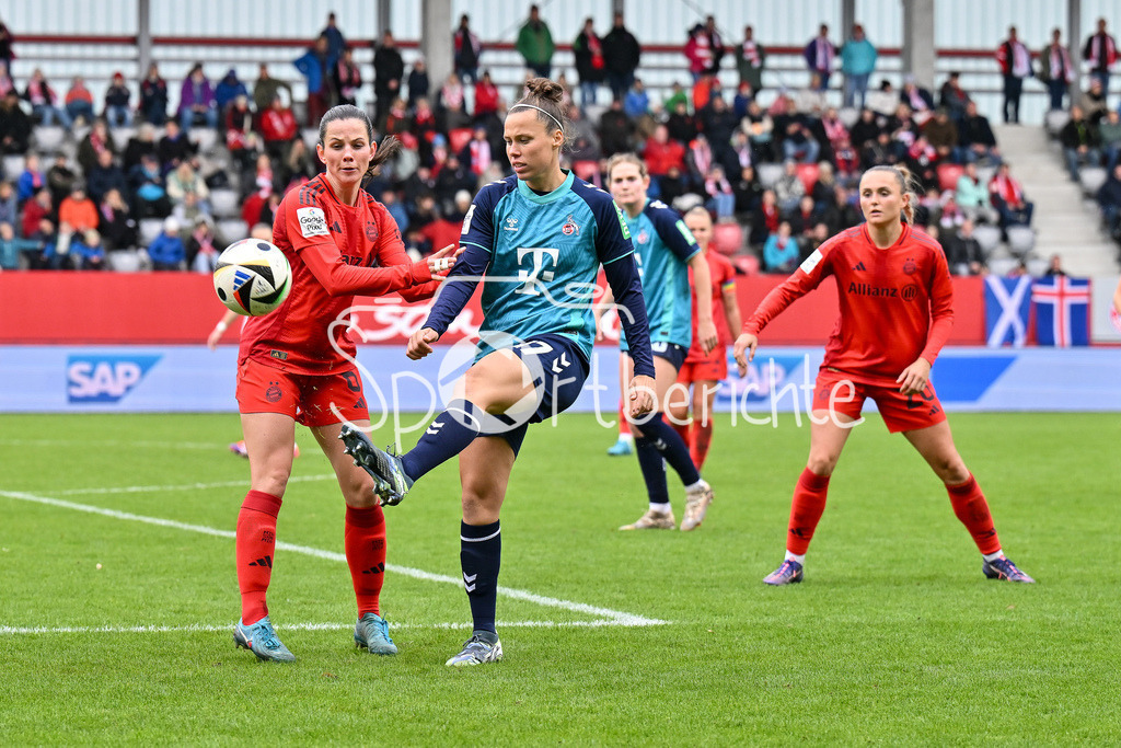 FC Bayern München Frauen - TSG 1899 Hoffenheim Frauen | im Duell Tuva HANSEN (FCB #6) und Nicole BILLA (1. FC Koeln Frauen #17) / Zweikampf / Frauen Bundesliga: FC Bayern München Frauen - 1. FC Köln Frauen, FC Bayern Campus am 05.10.2024