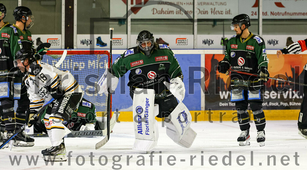 2022-09-23_060_TSV_Erding_gegen_EV_Fuessen | Erding, Deutschland, 23.09.2022:
Eishockey, Bayernliga 2022 / 2023, Testspiel, TSV Erding gegen EV Füssen, Endergebnis: 1:3

Torwart Christoph Schedlbauer (Erding Gladiators, #31), Leon Abstreiter (Erding Gladiators, #72)

Foto: Christian Riedel / fotografie-riedel.net