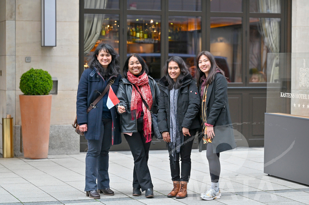 _DWA5346 | Welcoming Jokowi Widodo's arrival by the Indonesian people at Kastens Luisenhof Hotel in the context of the opening of Hannover Messe with Indonesia as Country Partner. Hannover, 15.04.2023 - Realisiert mit Pictrs.com