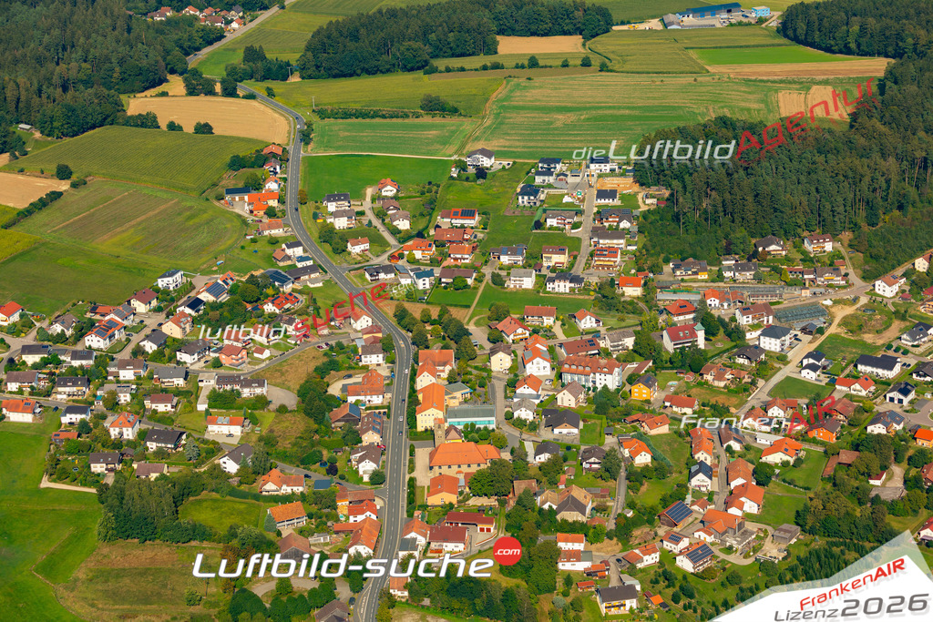 Das Luftbild zeigt : Windischbergerdorf Cham - Die Luftaufnahme wurde 2024 vom UL-Flugzeug aus erstellt ( keine Drohne ) - Hochauflösende Luftaufnahme - Für grossformatige Ausdrucke geeignet. Die Geschenkidee !Mit Lizenz und Bildrechte bestellbar