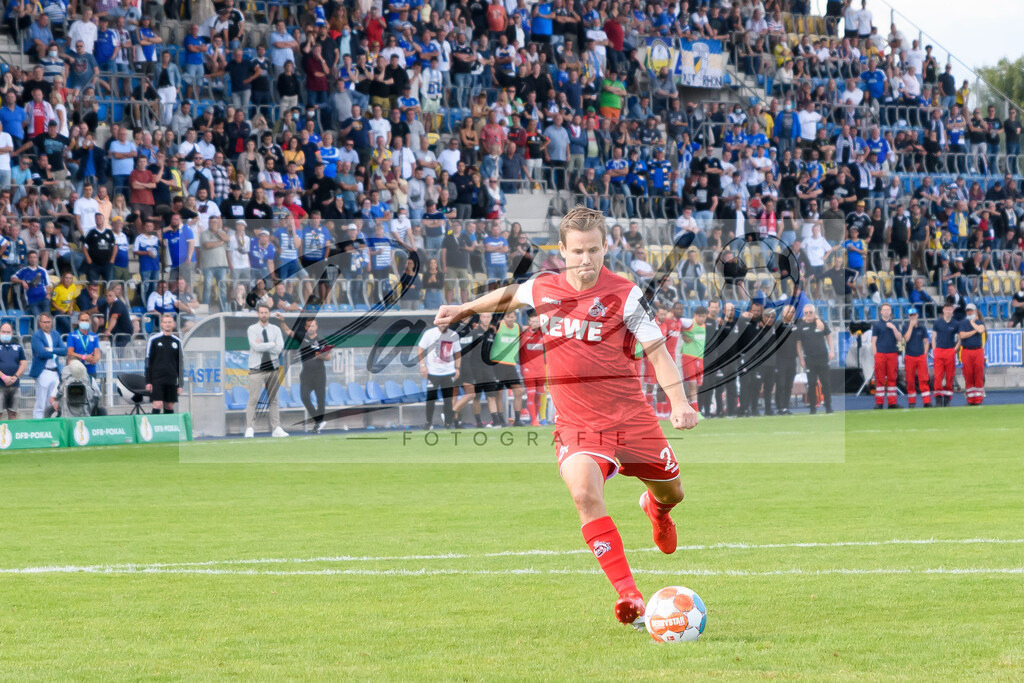 JENKOE20210808_097 | Fussball, Herren: Louis Schaub (1. FC Koeln) in Aktion, am Ball, Einzelaktion beim Spiel der 1. Runde im DFB-Pokal zwischen FC Carl Zeiss Jena und 1. FC Koeln im Ernst-Abbe-Sportfeld am 08.08.2021 in Jena, Deutschland.DFB / DFL REGULATIONS PROHIBIT ANY USE OF PHOTOGRAPHS AS IMAGE SEQUENCES AND/OR QUASI-VIDEO. - Realisiert mit Pictrs.com
