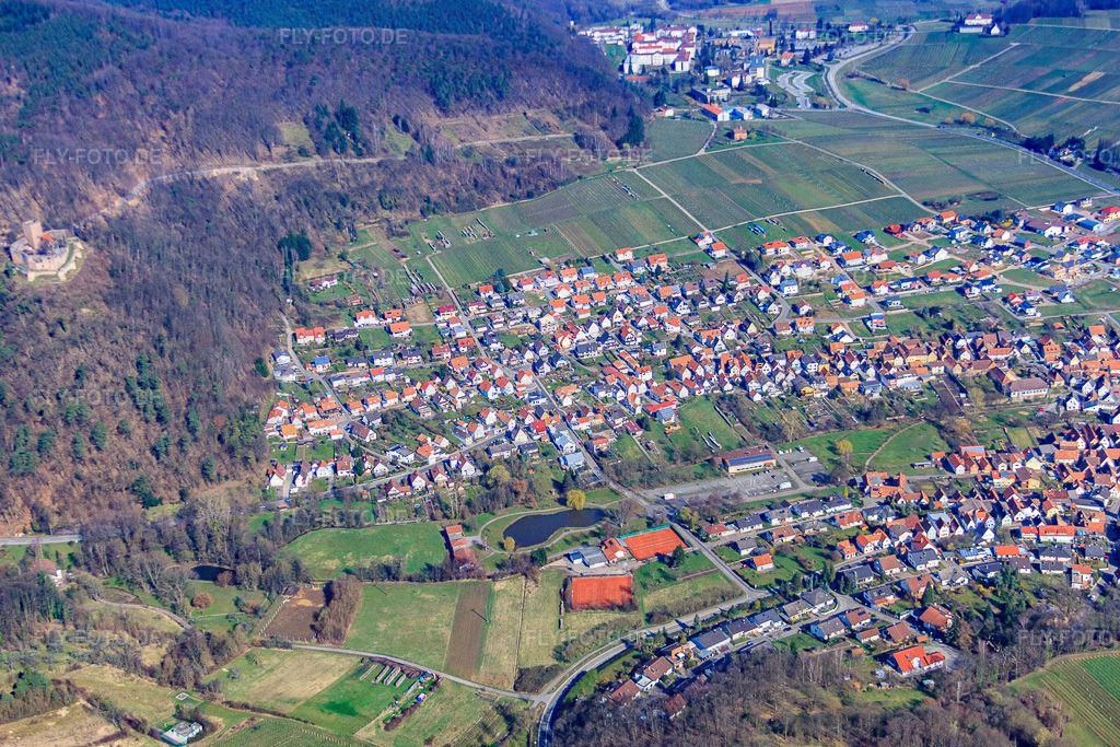 Winzerort am Haardtrand unter der Ruine Landeck von Südosten | Luftbild: Winzerort am Haardtrand unter der Ruine Landeck von Südosten in Klingenmünster im Bundesland Rheinland-Pfalz in Deutschland. Foto: IMG_38354.jpg vom 20.03.2011 durch Werner Riehm/FLY-FOTO.de - Realisiert mit Pictrs.com