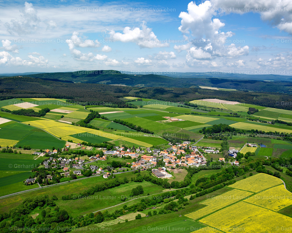 2615642 | WALLERSDORF 09.06.2006 Landwirtschaftliche Nutzflächen und Feldgrenzen  umsäumen das Siedlungsgebiet des Dorfes in Wallersdorf im Bundesland Hessen, Deutschland // Agricultural land and field boundaries surround the settlement area of the village  in Wallersdorf in the state Hesse, Germany Foto: Gerhard Launer