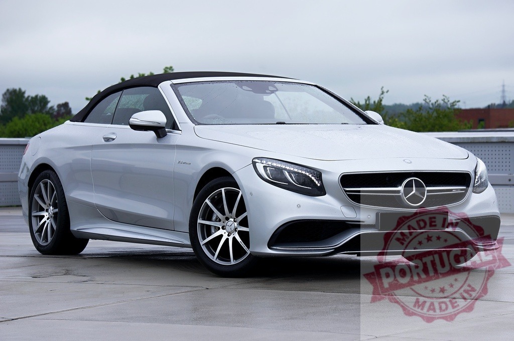 Silver Mercedes-Benz convertible car parked outside | Mercedes-Benz branded luxury convertible car standing on a concrete parking surface - Realisiert mit Pictrs.com