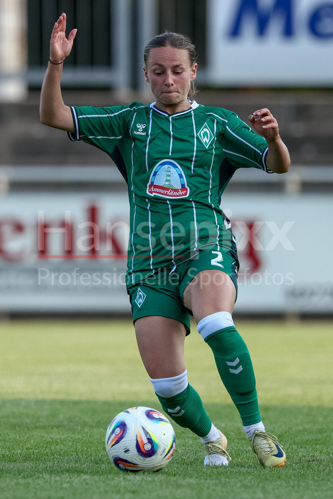 Fussball, Testspiel Frauen, SV Meppen - SV Werder Bremen | Chiara D Angelo (SV Werder Bremen, 2) am Ball, Freisteller, Einzelbild, Ganzkörper, Aktion, Action, Spielszene