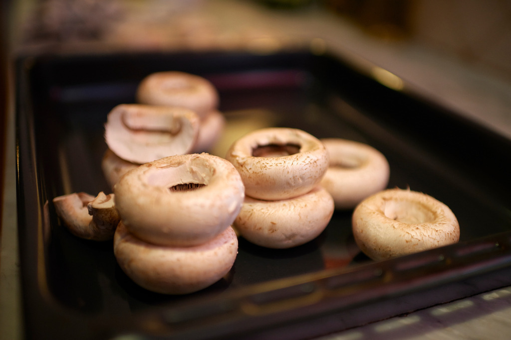 Champignons auf Backblech | Alaró, Spanien - December 31, 2013: Champignons auf Backblech. - Realisiert mit Pictrs.com