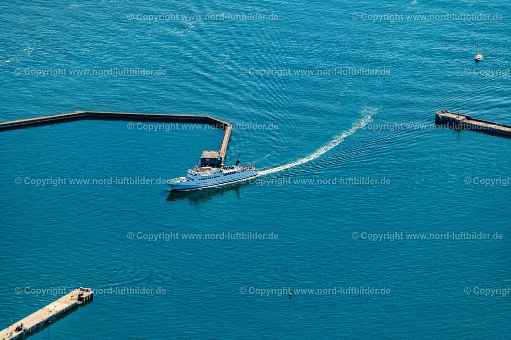 Helgoland_MS_Funny_Girl_Cassen_Eils_ELS_8009130822 | HELGOLAND 13.08.2022 Passagier- und Fahrgastschiff " MS Funny Girl " Reederei " Cassen Eils " bei der Einfahrt in den Helgolander Hafen im Bundesland Schleswig-Holstein, Deutschland. Weiterführende Informationen bei: Reederei Cassen Eils GmbH. // Passenger ship "MS Funny Girl" shipping company "Cassen Eils" entering the port of Helgoland in the state Schleswig-Holstein, Germany. Further information at: Reederei Cassen Eils GmbH. Foto: Martin Elsen