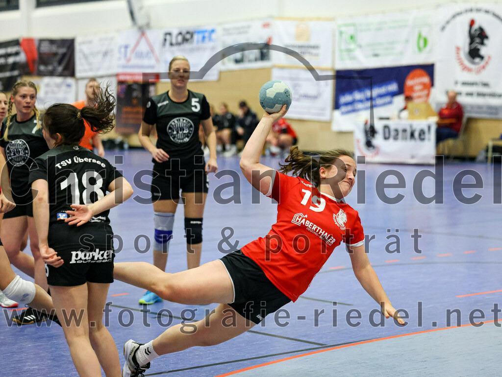 2022-12-04_032_SV_Anzing_gegen_TSV_Uebersee | Anzing, Deutschland, 04.12.2022:
Handball, Bezirksliga 2022 / 2023, 8. Spieltag, SV Anzing gegen TSV Übersee, Endergebnis: 29:24

Sophia Ladner (TSV Übersee, #18), Sarah Reither (SV Anzing, #19)

Foto: Christian Riedel / fotografie-riedel.net