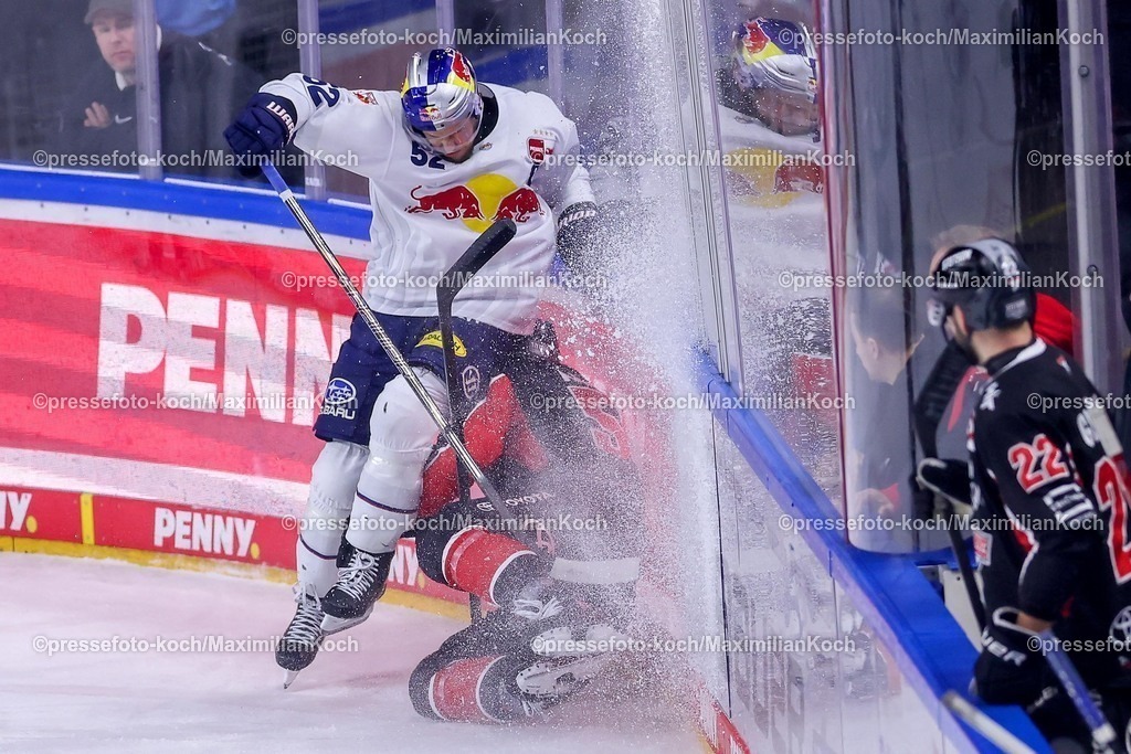 KEC28012501017 | 28.01.2025, Eishockey, DEL, Kölner Haie - EHC Red Bull München, Spieltag 41, Lanxess-Arena Köln: Patrick Hager (EHC München #52) rammt im Zweikampf gegen Brady Austin (Kölner Haie #57) gegen die Bande. 
