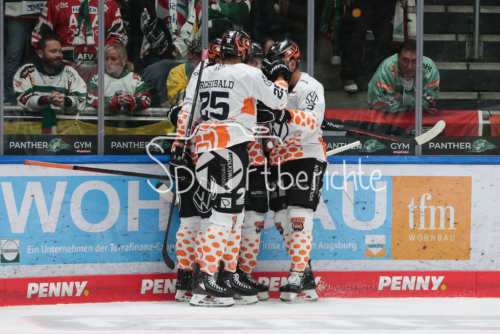Augsburger Panther - Grizzlys Wolfsburg | Wolfsburger Jubel nach dem Ausgleich zum 2-2 durch Spencer MACHACEK (WOB #93)