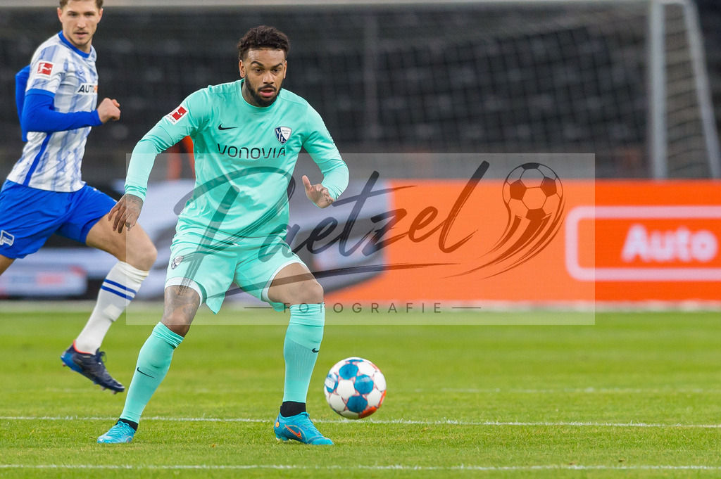 HERBOC20220204_212 | Fussball, Herren: Juergen Locadia (VfL Bochum) in Aktion, am Ball, Einzelaktion bei dem Spiel der 1. Bundesliga zwischen Hertha BSC und VfL Bochum im Olypiastadion am 04.02.2022 in Berlin, Deutschland.DFB / DFL REGULATIONS PROHIBIT ANY USE OF PHOTOGRAPHS AS IMAGE SEQUENCES AND/OR QUASI-VIDEO. - Realisiert mit Pictrs.com