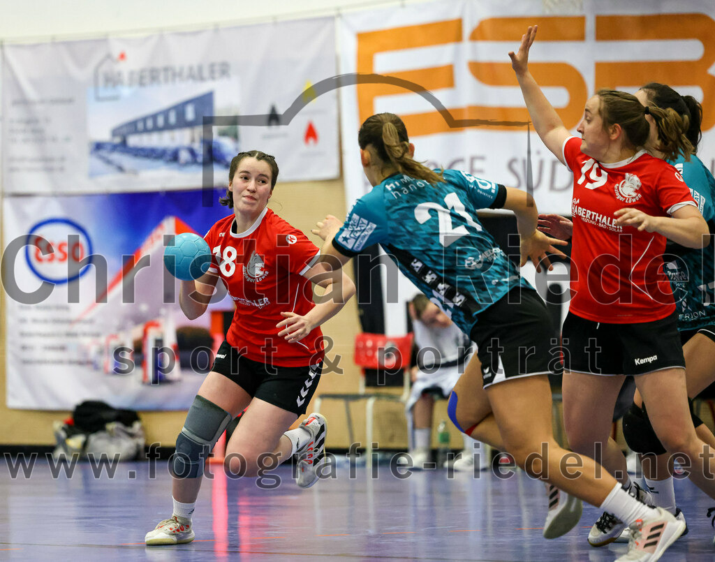 2022-11-27_023_SV_Anzing_gegen_HT_Muenchen_II | Anzing, Deutschland, 27.11.2022:
Handball, Bezirksliga 2022 / 2023, 7. Spieltag, SV Anzing gegen HT München II, Endergebnis: 28:32

Virag Varga (SV Anzing, #18), Katharina Martin (HT München, #21), Sarah Reither (SV Anzing, #19)

Foto: Christian Riedel / fotografie-riedel.net