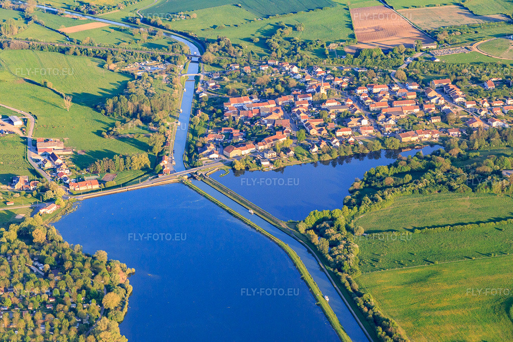 Vue aérienne: Vue de la ville sur le canal Rhin-Marne à Gondrexange dans le département Moselle, France. Photo: IMG_146170.jpg prise le 01/05/2025 par Werner Riehm/FLY-FOTO.eu – Résolution de l'original: 5472 x 3648 px