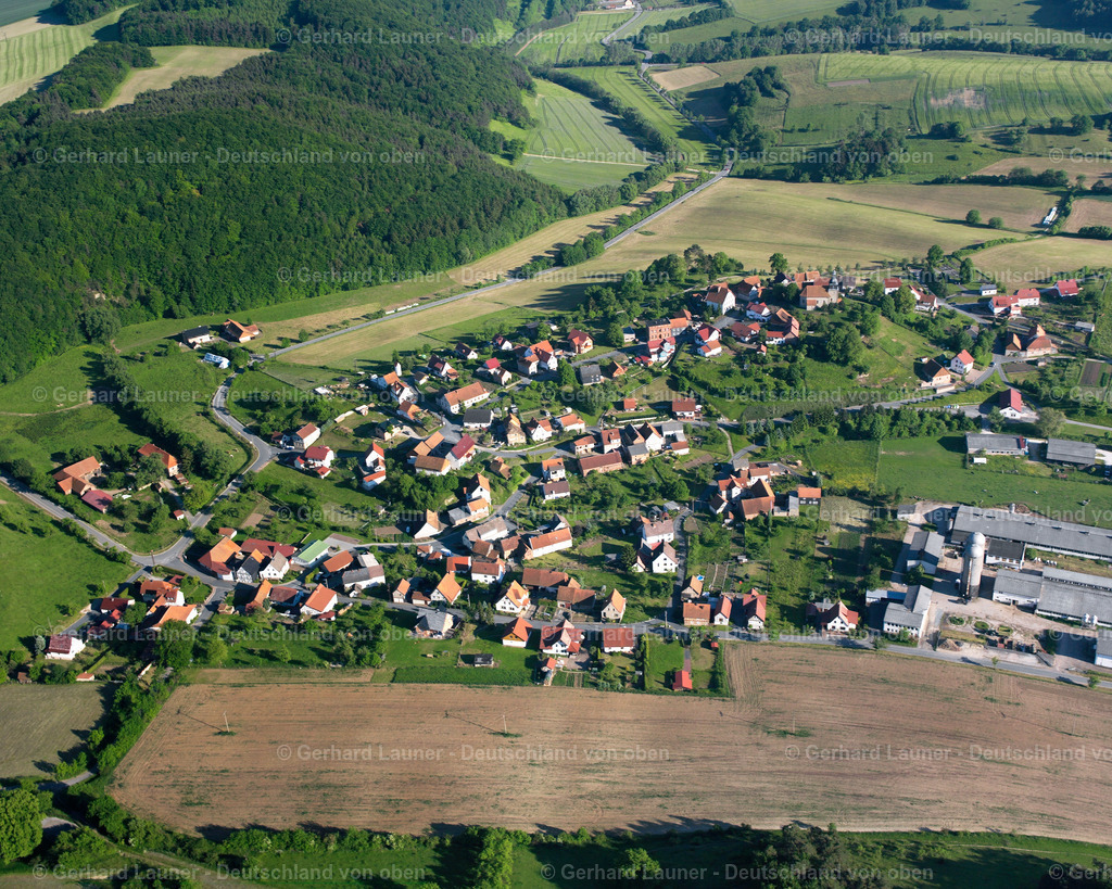 2634693 | RüSTUNGEN 09.06.2006 Landwirtschaftliche Nutzflächen und Feldgrenzen  umsäumen das Siedlungsgebiet des Dorfes in Rüstungen im Bundesland Thüringen, Deutschland // Agricultural land and field boundaries surround the settlement area of the village  in Rüstungen in the state Thuringia, Germany Foto: Gerhard Launer