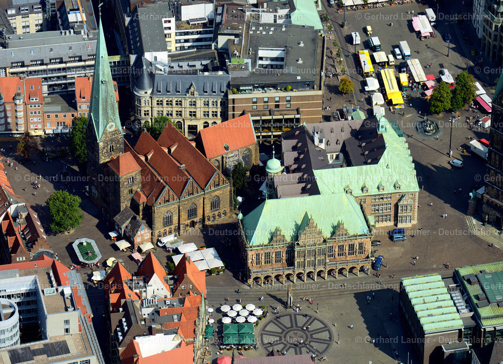 3293631 | BREMEN 01.06.2020 Kirchengebäude des St.-Petri- Dom und Rathaus am Domshof in der Altstadt von Bremen.