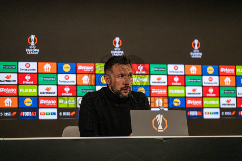 VfB Stuttgart vs. FC Porto, Fussball, Europa League, Achtelfinale, Hinspiel, 12.03.2026 | Francesco Farioli (Trainer FC Porto) bei der Pressekonferenz,VfB Stuttgart vs. FC Porto, Fussball, Europa League, Achtelfinale, Hinspiel, 12.03.2026Foto: photosbyphips/Philip Ziegler