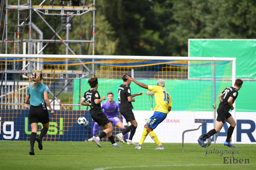 SV Atlas-Delmenhorst-Borussia Mönchengladbach | DFB-Pokal 1. Runde;SV Atlas Delmenhorst (gelb)-Borussia Mönchengladbach (schwarz) am 17.08.2025 in Oldenburg (Marschweg-Stadion), Photo: Philip Eiben 2025 - Realisiert mit Pictrs.com