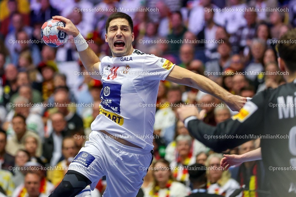 EHF19012601031 | 19.01.2026, Handball, Men's EHF EURO 2026, Österreich - Serbien, Jyske Bank Boxen in Herning, Dänemark, Preliminary Round:  Lazar Kukic (Serbien #24) wirft auf das Tor von  Constantin Möstl (Austria #98) 