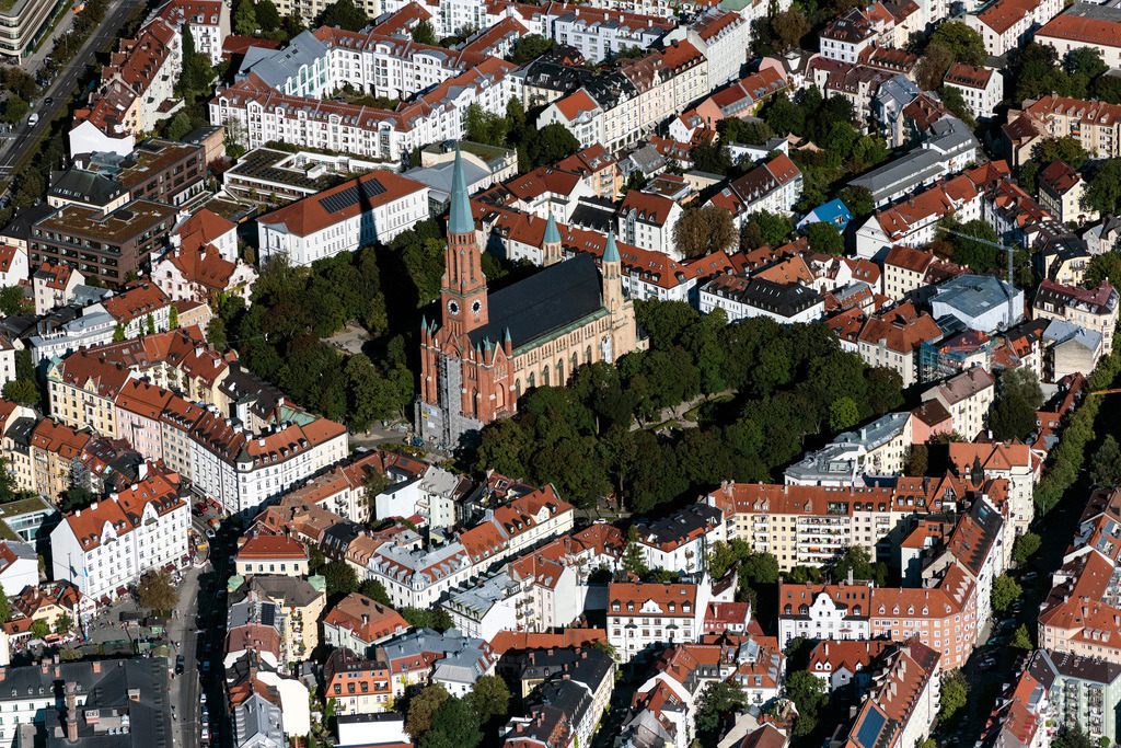 dr__0091206.jpg | MüNCHEN 23.09.2021 Eingerüsteter Kirchturm zu Sanierungsarbeiten am Kirchengebäude der " Mariahilfkirche " am Mariahilfplatz im Ortsteil Au-Haidhausen in München im Bundesland Bayern, Deutschland. // Church building " Mariahilfkirche " on Mariahilfplatz in the district Au-Haidhausen in Munich in the state Bavaria, Germany. Foto: Daniel Reiter