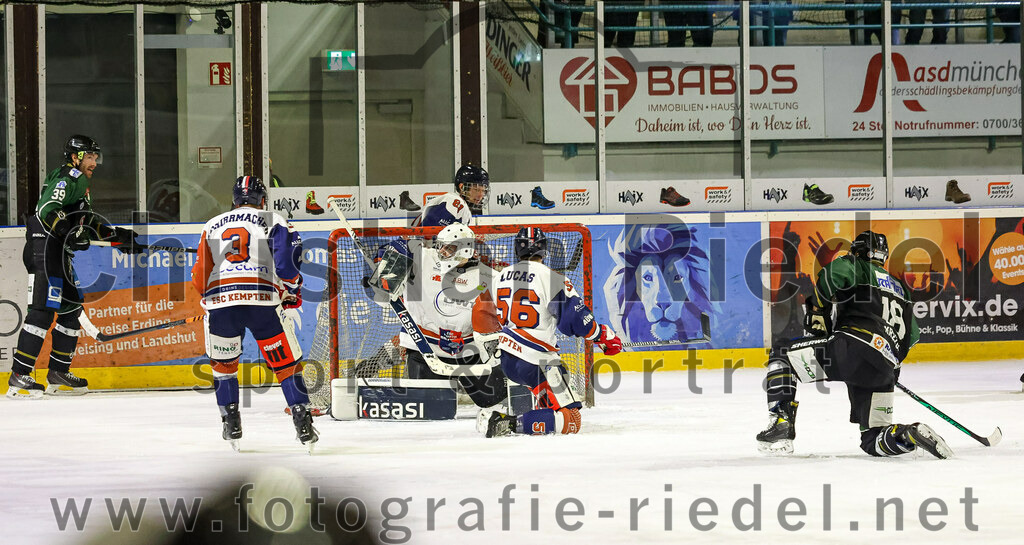2023-03-07_066_TSV_Erding_gegen_ESC_Kempten | Erding, Deutschland, 07.03.2023:
Eishockey, Bayernliga Playoffs 2022 / 2023, Viertelfinale, TSV Erding gegen ESC Kempten, Endergebnis: 9:3

Thomas Plihal (Erding Gladiators, #39), Timo Schirrmacher (ESC Kempten, #3), Torwart David Blaschta (ESC Kempten, #1), Wayne Lucas (ESC Kempten, #56), Daniel Krzizok (Erding Gladiators, #18)

Foto: Christian Riedel / fotografie-riedel.net