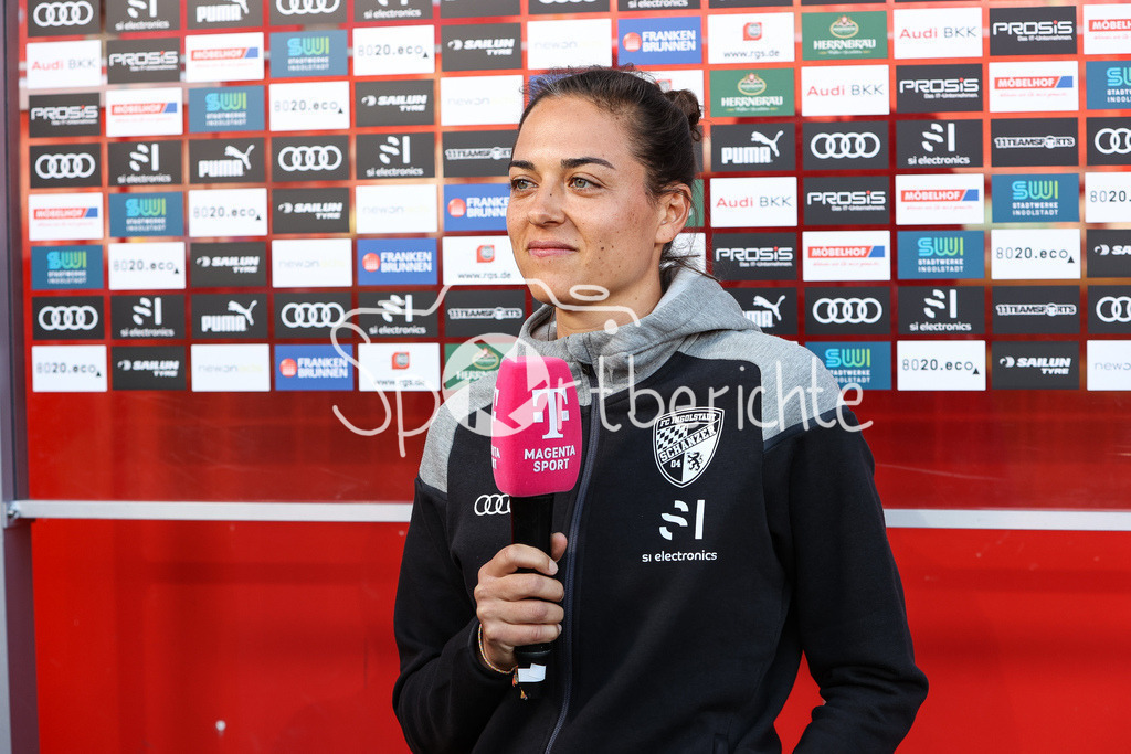 FC Ingolstadt - SV Waldhof Mannheim | gibt vor der Partie ein Interview bei MagentaSport FC Ingolstadt Trainerin Sabrina WITTMANN / Freisteller / Einzelfoto
