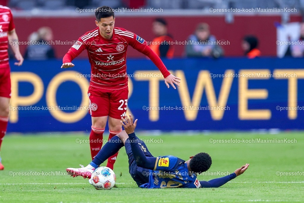 F9510042601021 | 10.04.2026, Fußball, Fortuna Düsseldorf - Holstein Kiel, 2. Fußball Bundesliga, Herren, Merkur Spiel-Arena, 29. Spieltag, Saison 2025 2026: Shinta Appelkamp&nbsp;(Fortuna Düsseldorf #23) im Zweikampf gegen  Ikem Ugoh (Holstein Kiel #49)   DFB regulations prohibit any use of photographs as image sequences and or quasi-video.