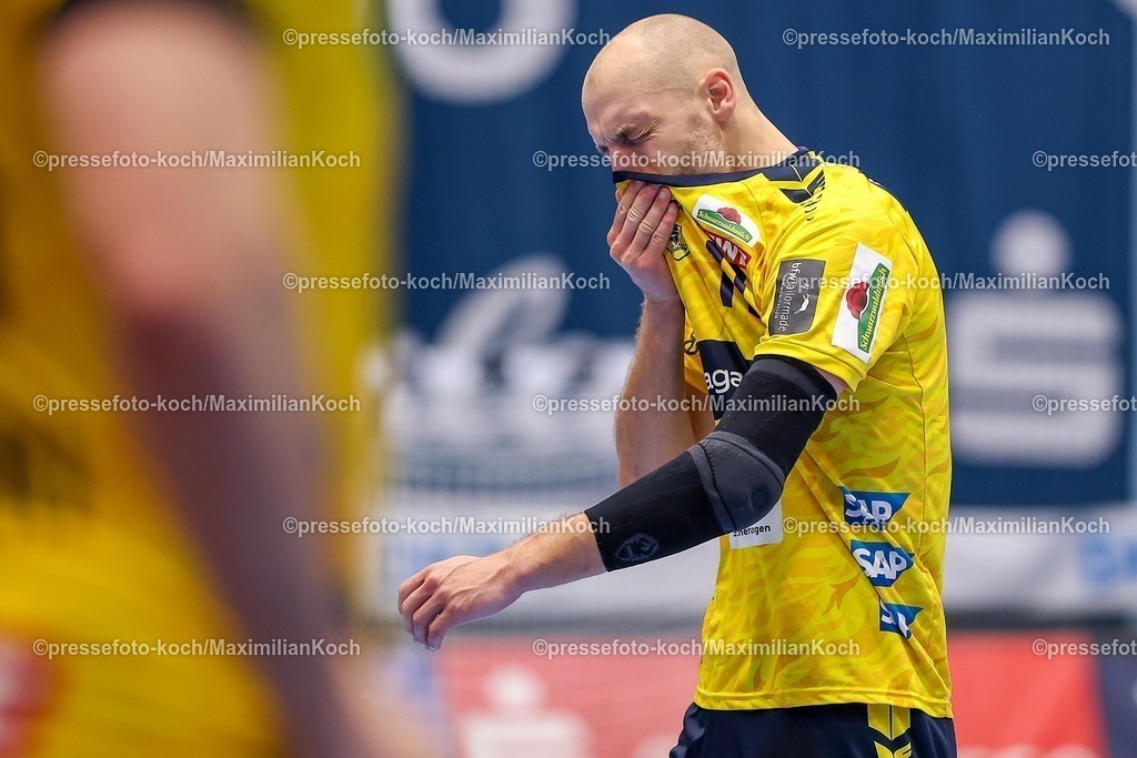 BHC16112501037 | 16.11.2025, Handball, HBL, Bergischer HC - Rhein-Neckar Löwen, Mitsubishi Electric HALLE Düsseldorf: Lukas Sandell (Rhein-Neckar Löwen #11) mit Schmerzen im Gesicht
