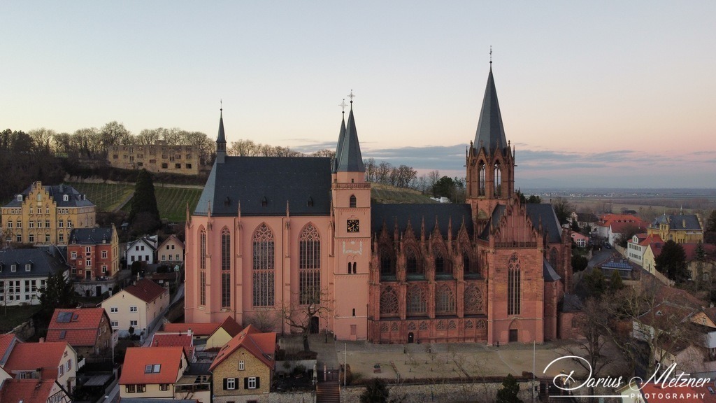 Katharinenkirche in Oppenheim | Die imposante Katharinenkirche in Oppenheim gilt als eine der bedeutendsten gotischen Kirchen am Rhein. Ihre Errichtung erfolgte in mehreren Bauabschnitten im 13., 14. und 15. Jahrhundert. Heute ist sie eine der schönsten Sehenswürdigkeiten in Rheinhessen.