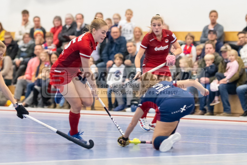 SFE_20221127_0124 | 1. Bundesliga Hockey Damen Düsseldorfer HC - Rot-Weiss Köln am 27.11.2022 in Düsseldorf (Düsseldorfer Hockeyclub 1905 e.V.), Photo: Stephan Fehrmann 2022 (Sports-Gallery),Pia Maertens ( Rot-Weiss Köln #35 ) ,Lhotak Pia ( Düsseldorfer HC #5 )