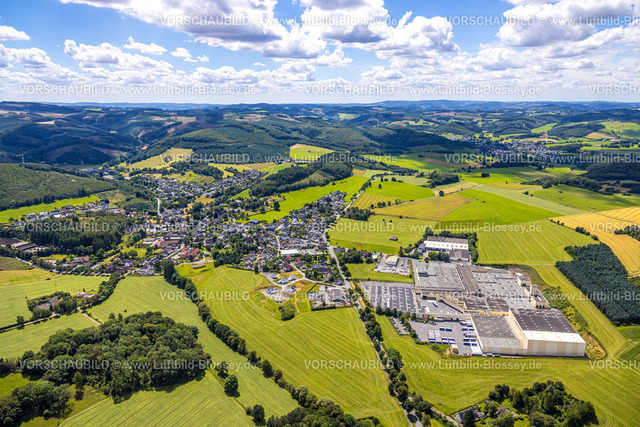 Sundern240709062 | Luftbild, Tillmann Papier- und Wellpappenfabrik, Wohngebiet und Hilde Landschaft mit Blick ins Sauerland, Fernsicht und blauer Himmel mit Wolken, Seidfeld, Sundern, Sauerland, Nordrhein-Westfalen, Deutschland