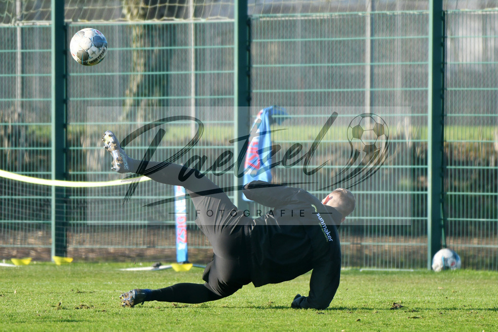 20200207_TRAOSN_0090 | Fußball, Herren: Maurice Trapp (VfL Osnabrueck) in Aktion, am Ball, Einzelaktion waehrend der Trainingseinheit des VfL Osnabrueck im Sportpark Illoshoehe am 07.02.2020 in Osnabrueck, Deutschland. - Realisiert mit Pictrs.com