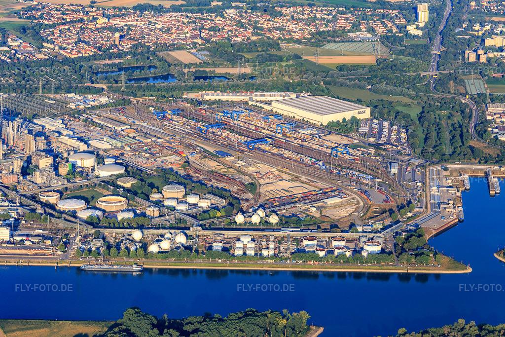 Luftbild: BASF Tor 15 mit Güterbahnhof und Industriehafen am Rhein im Ortsteil BASF in Ludwigshafen im Bundesland Rheinland-Pfalz in Deutschland. Foto: IMG_109492.jpg vom 31.07.2018 durch Werner Riehm/FLY-FOTO.deWWW.BASF.COM