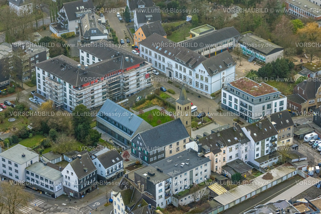 Heiligenhaus251201318 | Luftbild, Diakoniezentrum Heiligenhaus Seniorenheim mit Baustelle und Fassadengerüst, evang. Alte Kirche, Städt. Grundschule Schulstraße, Sparverein und Bauverein Heiligenhaus, Leubeck, Heiligenhaus, Bergisches Land, Nordrhein-Westfalen, Deutschland