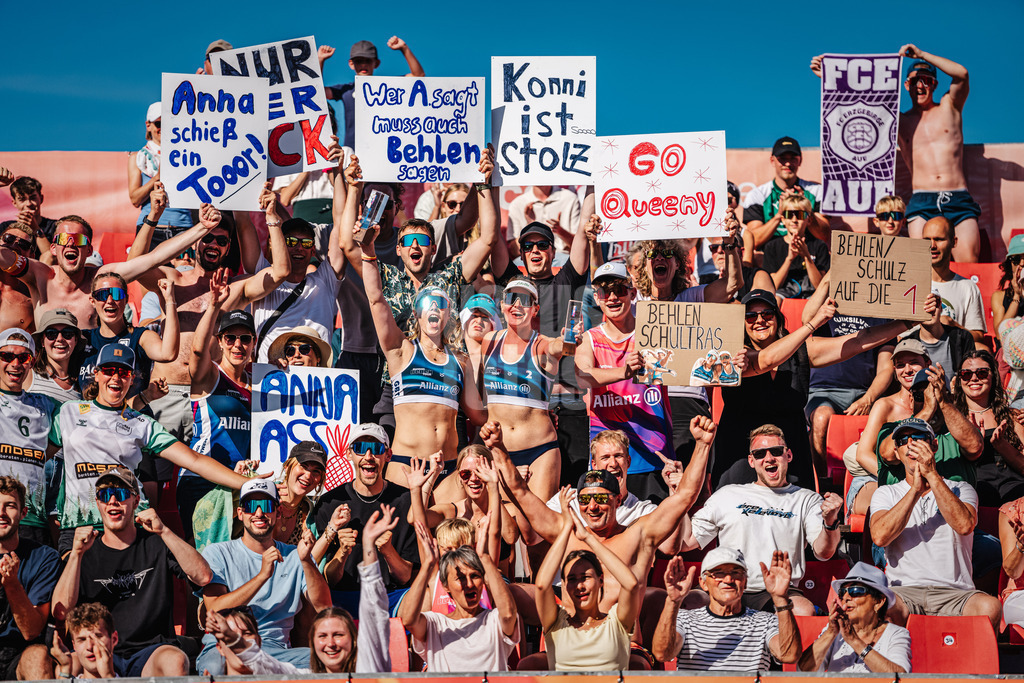 Beachvolleyball | Frauen | Allianz German Beach Tour 2024 | Tourstop Kühlungsborn | 11.08.2024 | v.l. Anna Behlen und Sarah Schulz gewinnen das Turnier und feiern mit den Fans