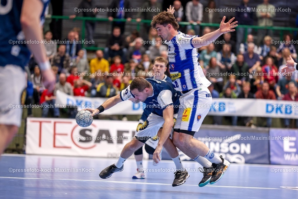 BHC11122501081 | 11.12.2025, Handball, HBL, Bergischer HC - ThSV Eisenach, Unihalle Wuppertal: Tomas Babak (BHC #19) im Zweikampf gegen Stephan Seitz (Eisenach #44)  