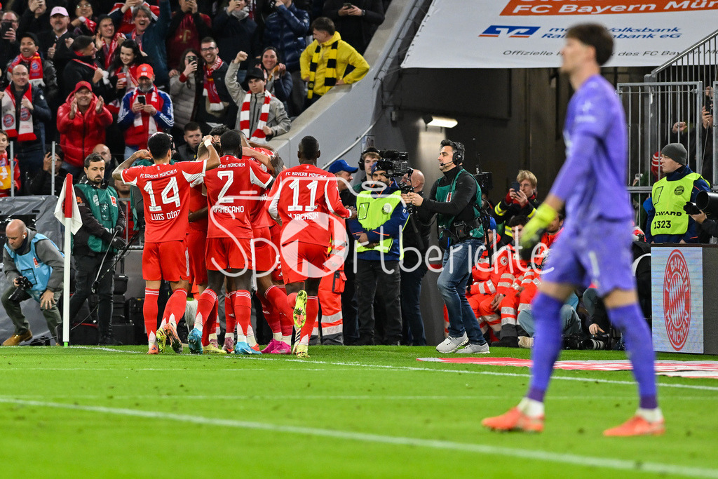 FC Bayern München - Borussia Dortmund | mUNICH, GERMANY - cheering Bayern Munich after the goal to makes 1-0, Harry KANE (FC Bayern Munich 9) during the bundesliga match between FC Bayern Munich vs. Borussia Dortmund on matchday 7 at Allianz Arena on October 18, 2025 in Munich, Germany / DFL REGULATIONS PROHIBIT ANY USE OF PHOTOGRAPHS AS IMAGE SEQUENCES AND/OR QUASI-VIDEO