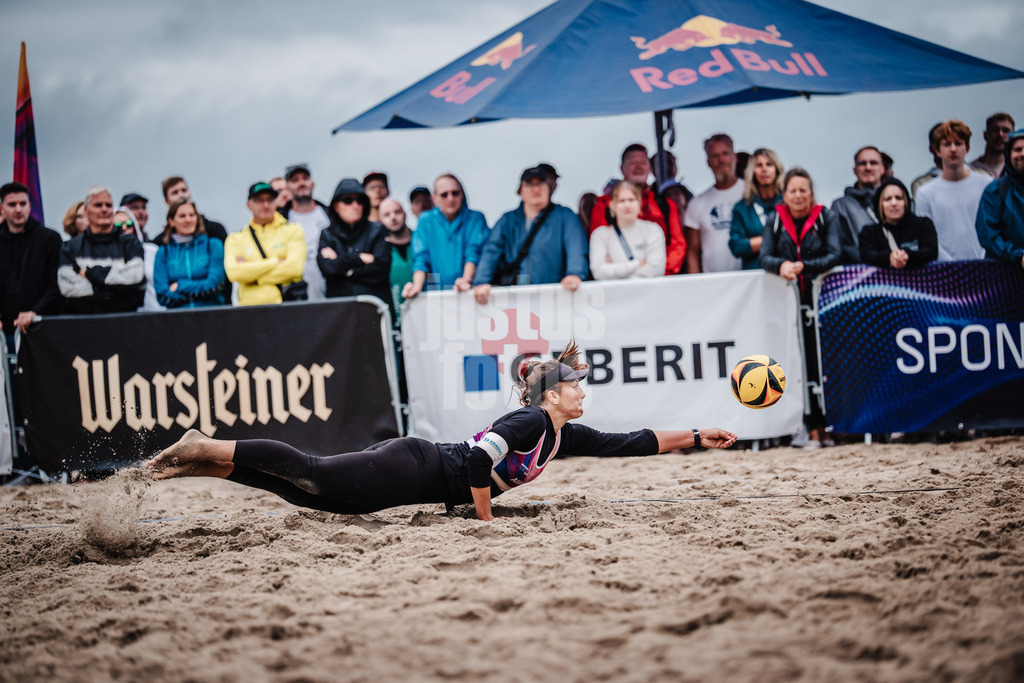 Beachvolleyball | Frauen | Deutsche Meisterschaften 2025 Timmendorfer Strand | 05.09.2025 | Leonie Klinke springt zum Ball