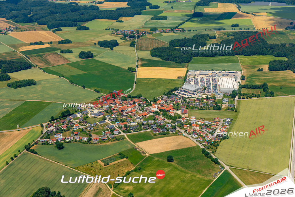 Das Luftbild zeigt : Neukirchen Hemau - Die Luftaufnahme wurde 2023 vom UL-Flugzeug aus erstellt ( keine Drohne ) - Hochauflösende Luftaufnahme - Für grossformatige Ausdrucke geeignet. Die Geschenkidee !Mit Lizenz und Bildrechte bestellbar