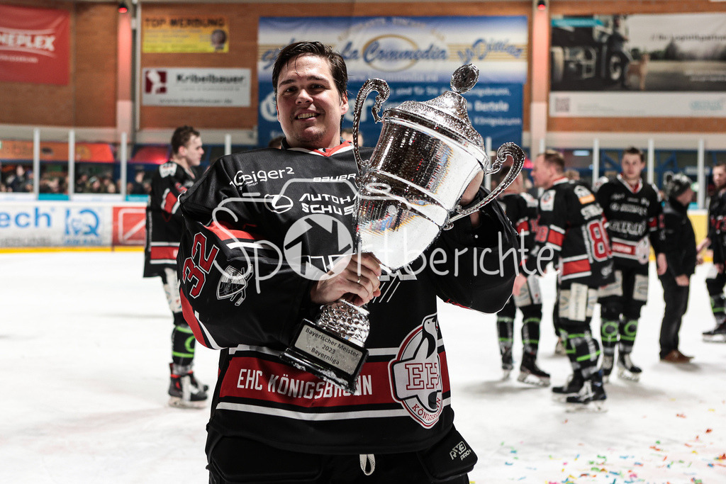 EHC Königsbrunn - TEV Miesbach | Grenzenloer Jubel beim EHC Koenigsbrunn nach dem Gewinn der Bayerliga Meisterschaft im Spiel 3 der Playoffserie gegen den TEV Miesbach / Jubel / Freude / Siegerfoto / Stefan VAJS (EHC #32)