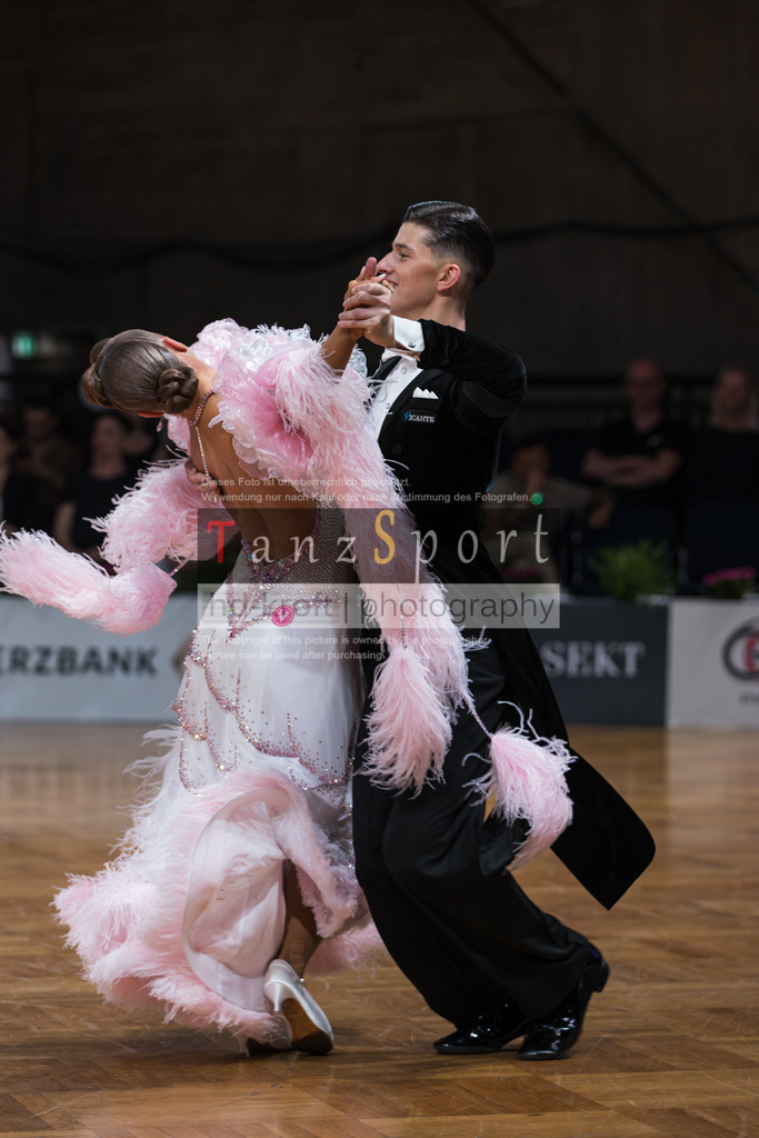 20250820_WDSF Standard Rising Stars R3-3552 | Tanzsportbilder, Standardtanz, Lateintanz, WDSF, DTV, LTVB, dancecomp, goc, hessen tanzt, blaues band der spree, walzer, tango, wiener walzer, slowfox, quickstepp, samba, rumba, cha-cha-cha, paso doble. jive, hd-kroft photography, turniertanzsport