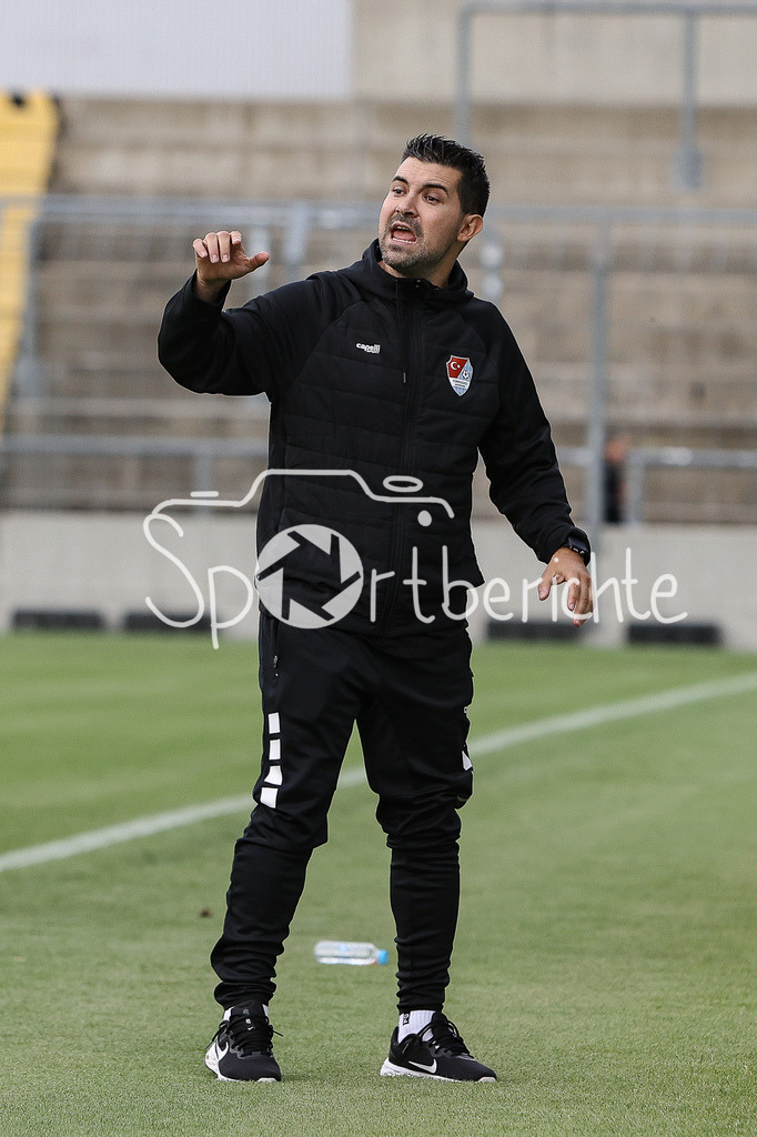 FC Bayern Amateure - Türkgücü München | Gaeste Trainer Alper KAYABUNAR in Aktion / Freisteller / Einzelfoto