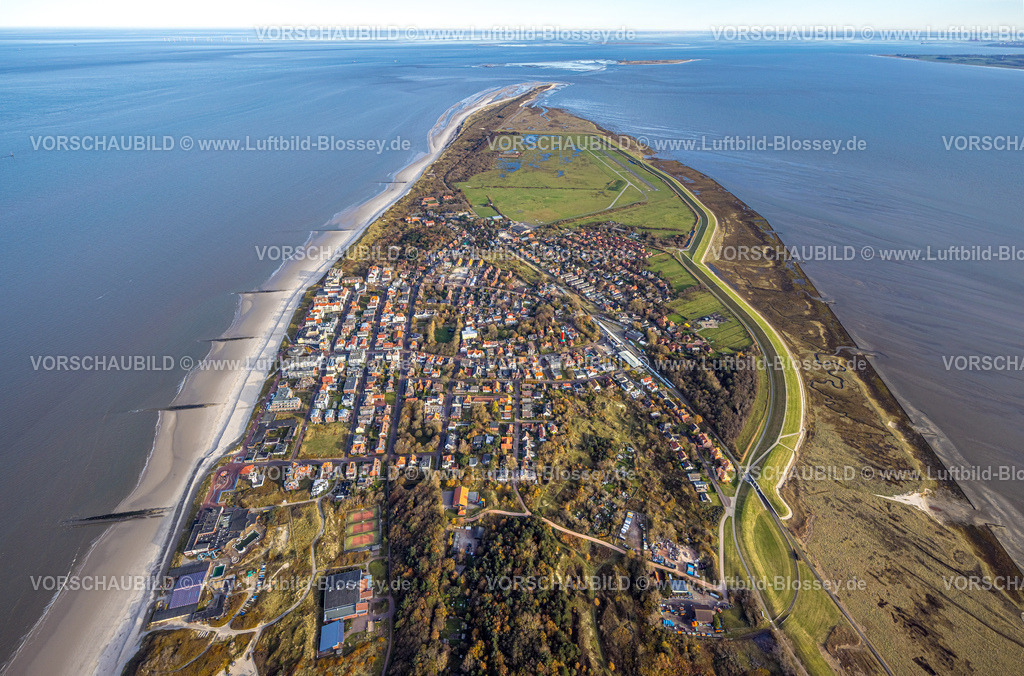 Friesland251106525Wangerooge | Luftbild, Wangerooge Zentrum Wohngebiet mit Ostteil der Insel und Flugplatz Wangerooge (EDWG/AGE), Sandstrand und Buhnen, Wangerooge, Norddeutschland, Ostfriesland, Niedersachsen, Deutschland