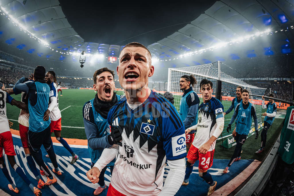 Fußball | Männer | Saison 2025/2026 | 1. Fußball-Bundesliga | 13. Spieltag | Hamburger SV vs. SV Werder Bremen | 07.12.2025 | Miro Muheim (#28, HSV) Jubelt nach dem Tor von Luka Vuskovic (#44, HSV)