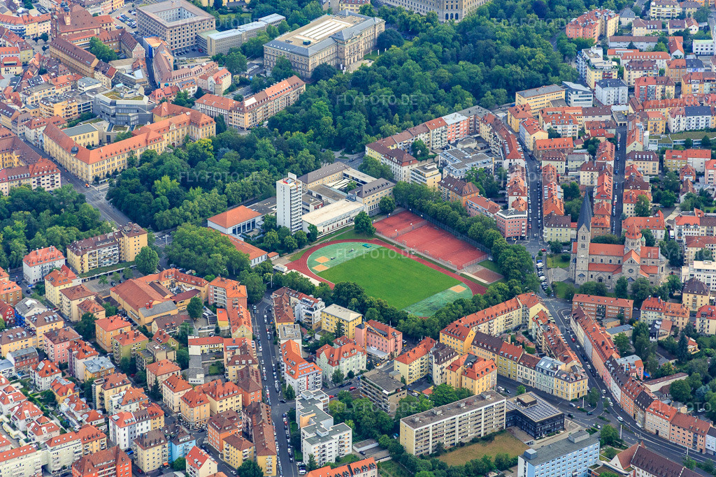 Luftbild: Sportplatz Sanderrasen am Ringpark im Ortsteil Sanderau in Würzburg im Bundesland Bayern in Deutschland. – Foto: IMG_089796.jpg vom 11.06.2016 durch Werner Riehm/FLY-FOTO.de – Auflösung des Originals: 5035 x 3357 px – WWW.WUERZBURG.DE – WWW.WUERZBURG.DE