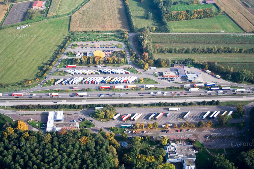Luftbild: Autobahn Raststätte an der Verkehrsführung und den Fahrtrichtungen der BAB RENCHTAL im Ortsteil Urloffen in Appenweier im Bundesland Baden-Württemberg in Deutschland. Foto: IMG_13874.jpg vom 11.10.2008 durch Werner Riehm/FLY-FOTO.de