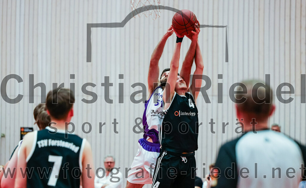 2022-05-15_056_SpVgg_Altenerding_gegen_TSV_Muenchen-Forstenried | Erding, Deutschland, 15.05.2022:
Basketball, Bezirksliga 2021 / 2022, Play-Offs, SpVgg Altenerding gegen TSV München-Forstenried, Endergebnis: 55:57

Sasa Sukovic (SpVgg Altenerding, #31), Philipp Wißmeier (TSV München-Forstenried, #4)

Foto: Christian Riedel / fotografie-riedel.net