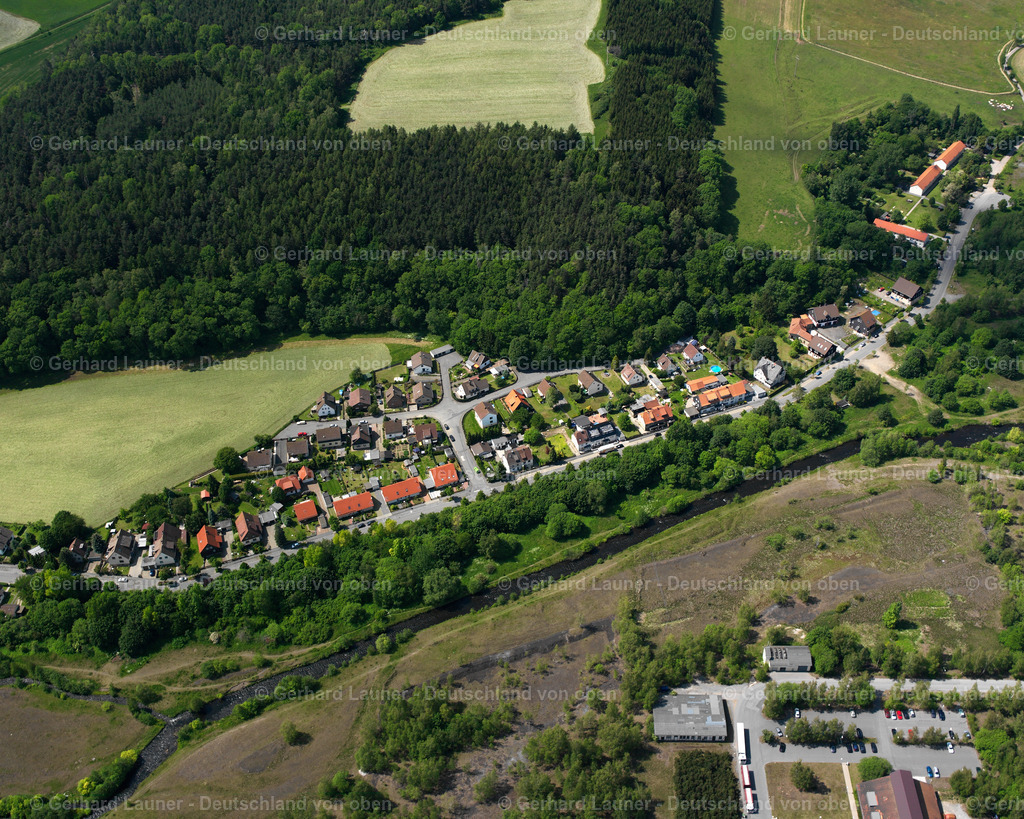 2638442 | OKER 09.06.2006 Wohngebiet - Mischbebauung der Mehr- und Einfamilienhaussiedlung  in Oker im Bundesland Niedersachsen, Deutschland // Residential area - mixed development of a multi-family housing estate and single-family housing estate  in Oker in the state Lower Saxony, Germany Foto: Gerhard Launer