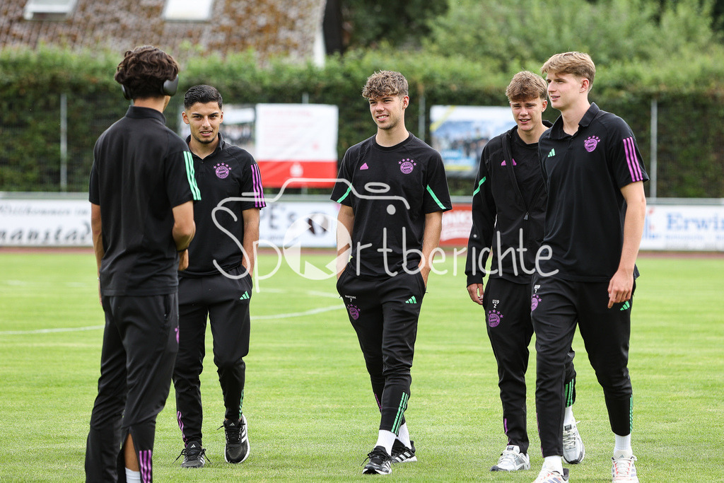 SSV Dillingen - FC Bayern Amateure | Das Team der Bayern Amateure vor dem Testspiel in Dillingen / Maximilian WAGNER (FCB #9)